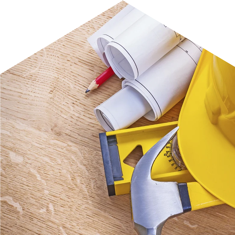 planos, casco y herramientas construcción sobre mesa