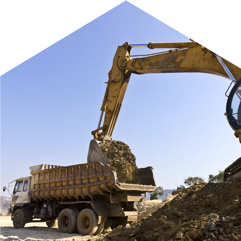 Máquina excavadora llenando camión remolque